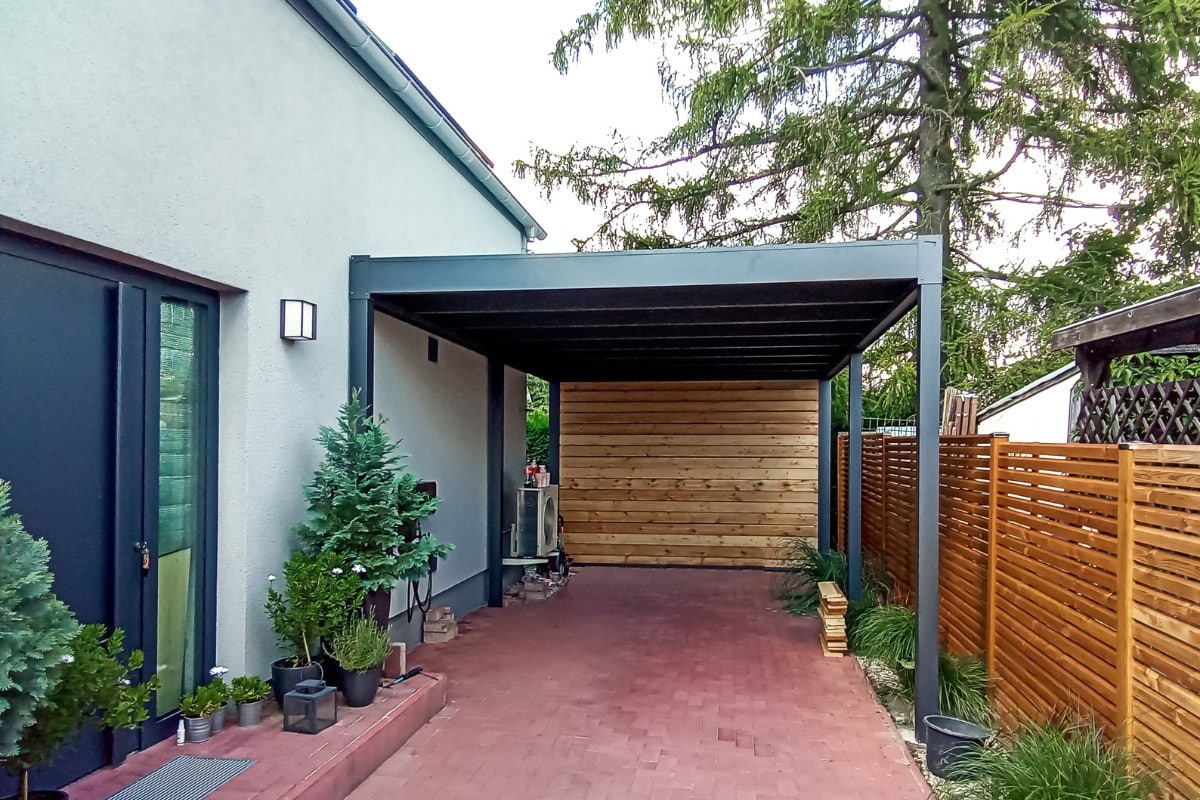 Alumiininen autokatos talon kyljessä Schweng Sunshade asentaa Alumiininen autokatos talon kyljessä Schweng Sunshade asentaa